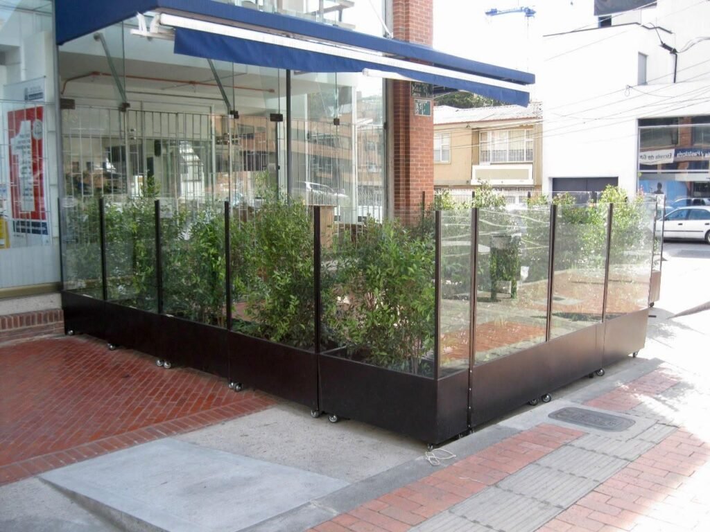 Cerramiento en vidrio templado con jardineras para terraza de restaurante en Bogotá - Carpas De Cubrir