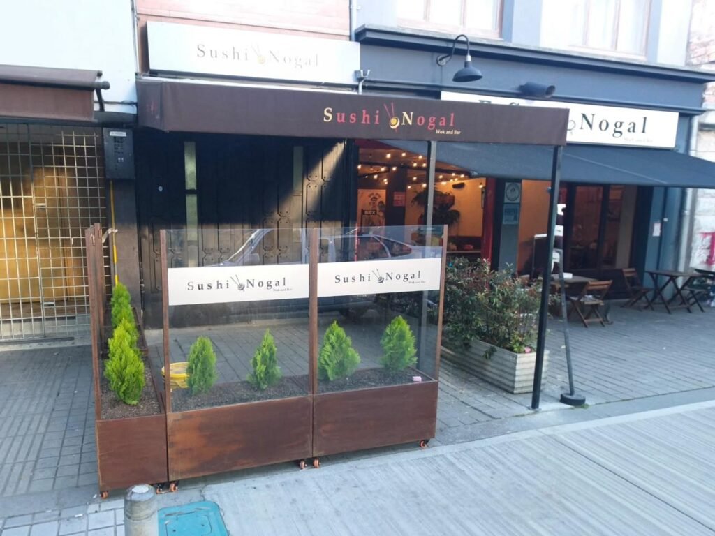 Cerramiento en vidrio templado con jardineras para terraza de restaurante en Bogotá - Carpas De Cubrir