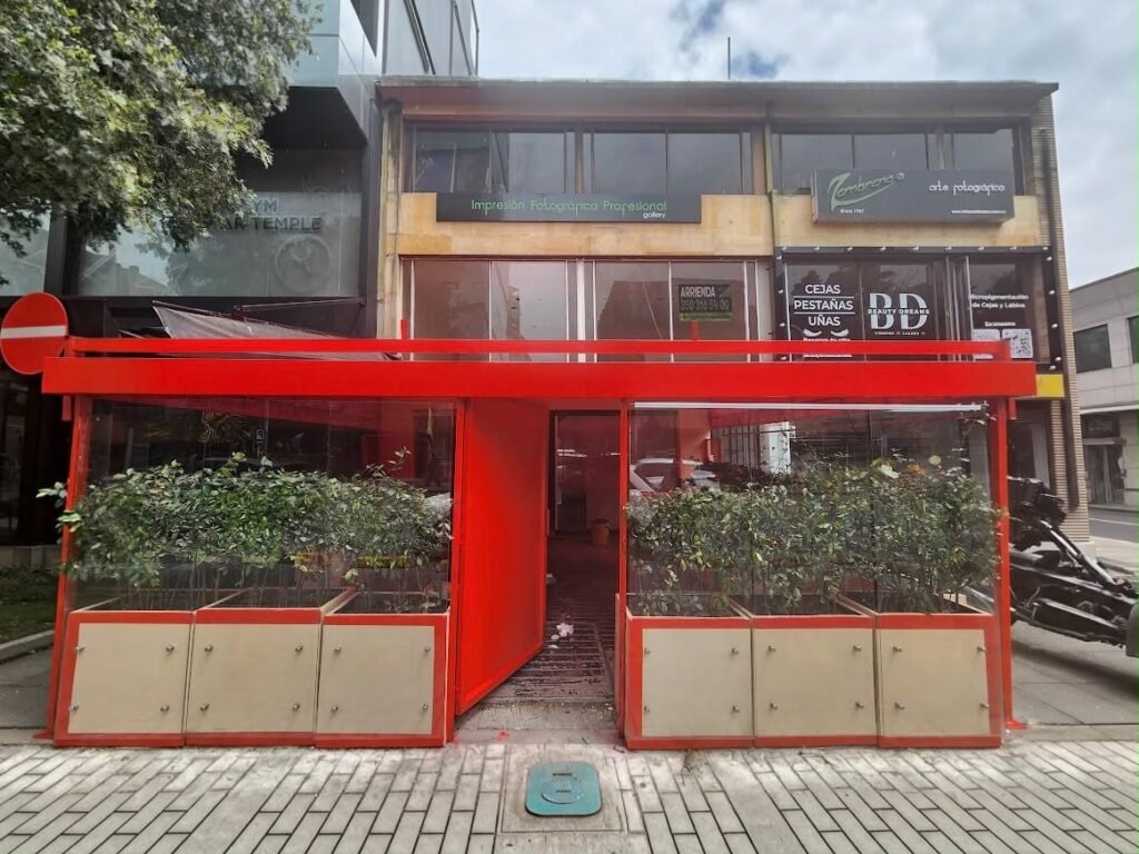 Cerramiento en vidrio templado con jardineras para terraza de restaurante en Bogotá - Carpas De Cubrir