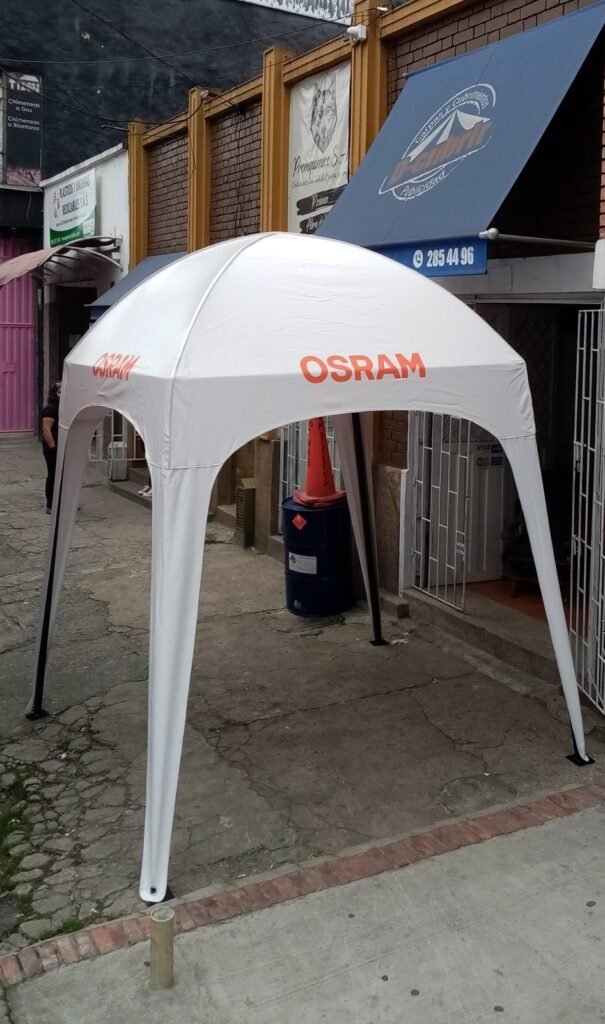 Kiosco publicitario y carpa con impresión de marca en Bogotá - Carpas De Cubrir