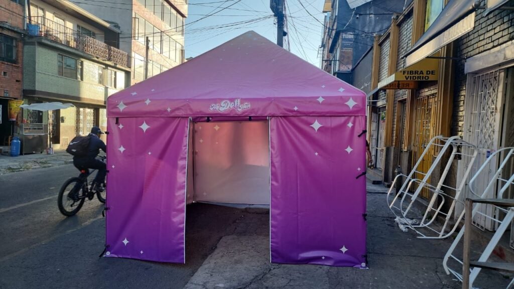 Kiosco publicitario y carpa con impresión de marca en Bogotá - Carpas De Cubrir