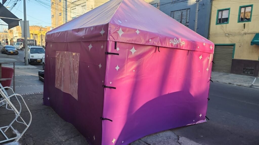Kiosco publicitario y carpa con impresión de marca en Bogotá - Carpas De Cubrir