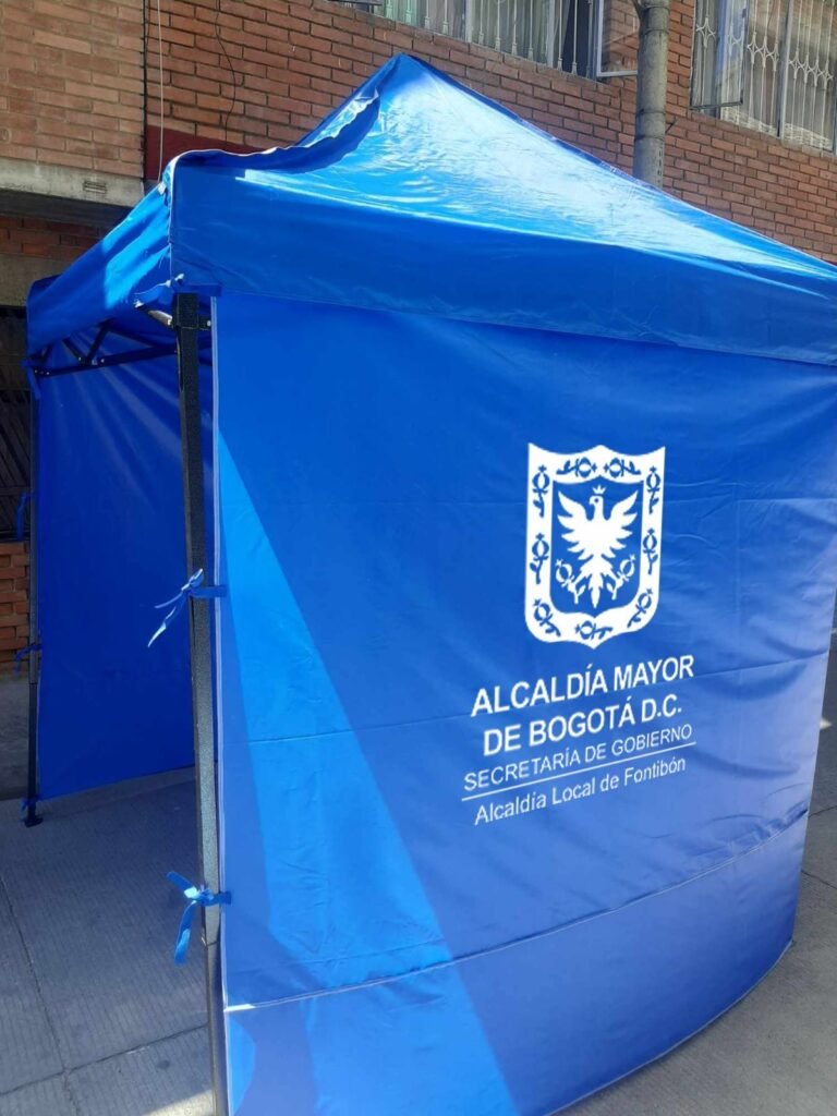 Kiosco publicitario y carpa con impresión de marca en Bogotá - Carpas De Cubrir