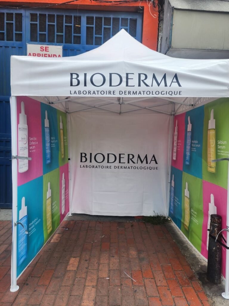 Kiosco publicitario y carpa con impresión de marca en Bogotá - Carpas De Cubrir