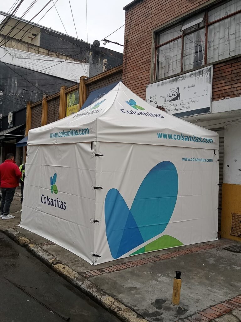 Kiosco publicitario y carpa con impresión de marca en Bogotá - Carpas De Cubrir