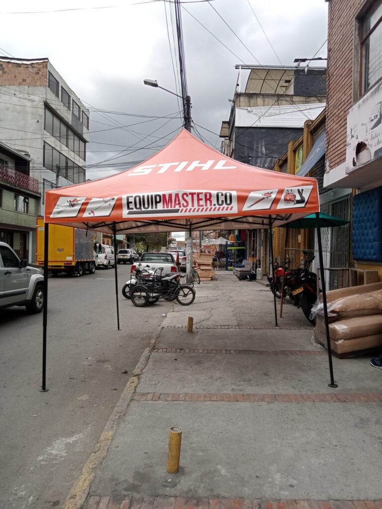 Kiosco publicitario y carpa con impresión de marca en Bogotá - Carpas De Cubrir