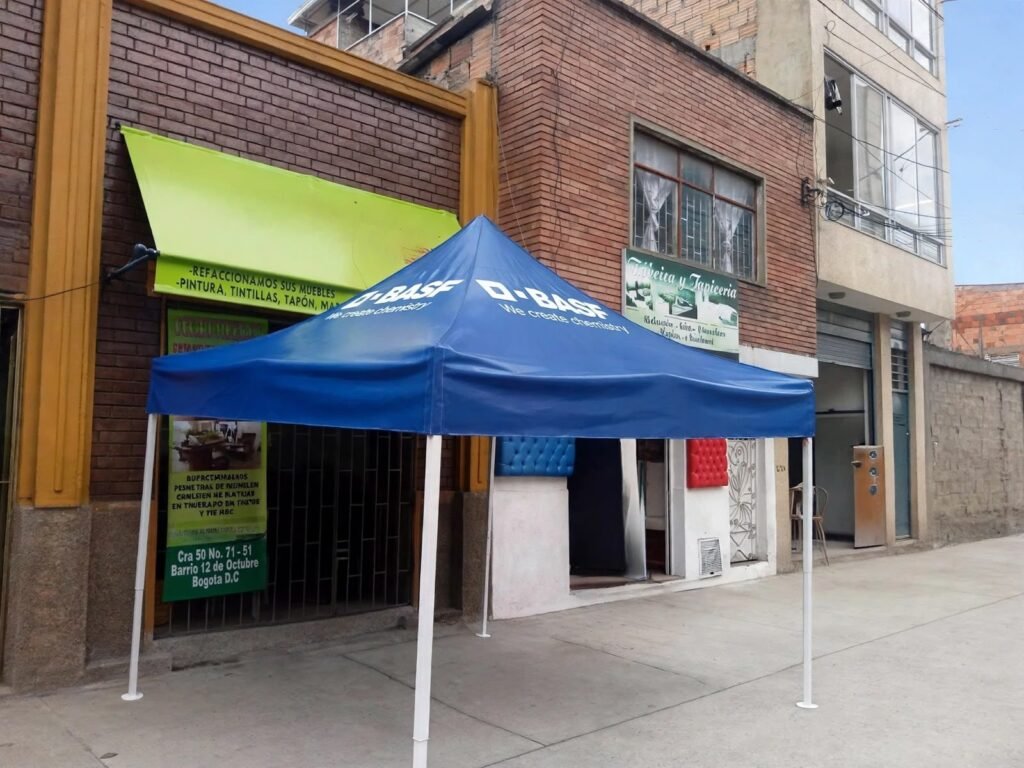 Kiosco publicitario y carpa con impresión de marca en Bogotá - Carpas De Cubrir