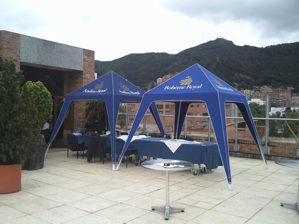 Kiosco publicitario y carpa con impresión de marca en Bogotá - Carpas De Cubrir