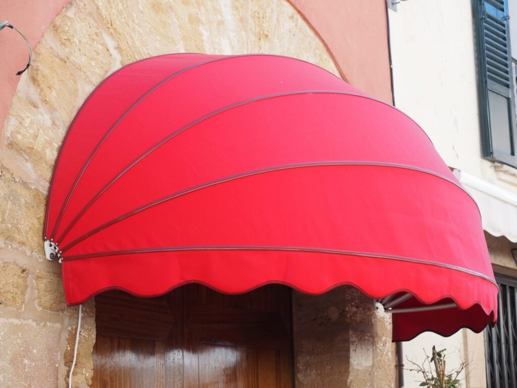 Toldo fijo o parasol de fachada para local comercial en Bogotá - Carpas De Cubrir