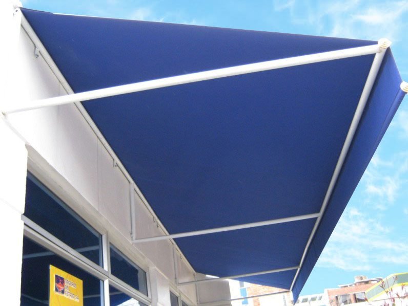 Toldo fijo o parasol de fachada para local comercial en Bogotá - Carpas De Cubrir