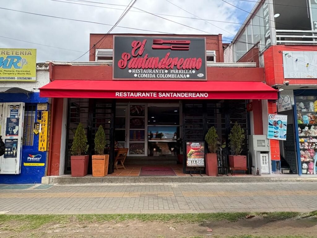 Toldo fijo o parasol de fachada para local comercial en Bogotá - Carpas De Cubrir
