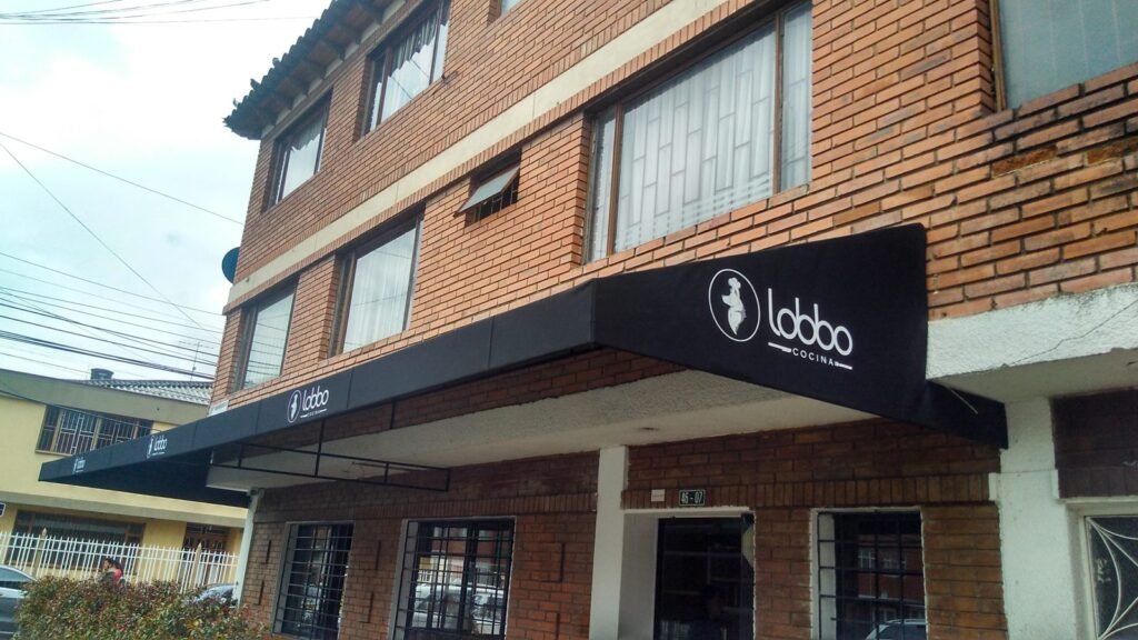 Toldo fijo o parasol de fachada para local comercial en Bogotá - Carpas De Cubrir