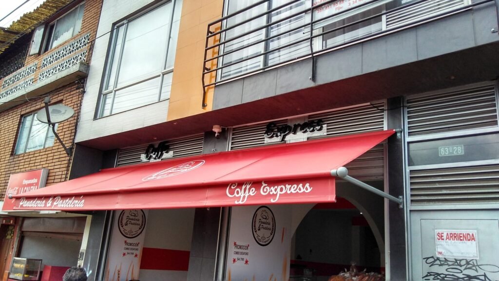 Toldo fijo o parasol de fachada para local comercial en Bogotá - Carpas De Cubrir