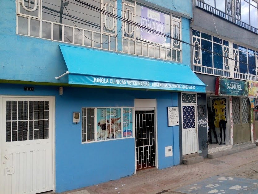 Toldo fijo o parasol de fachada para local comercial en Bogotá - Carpas De Cubrir