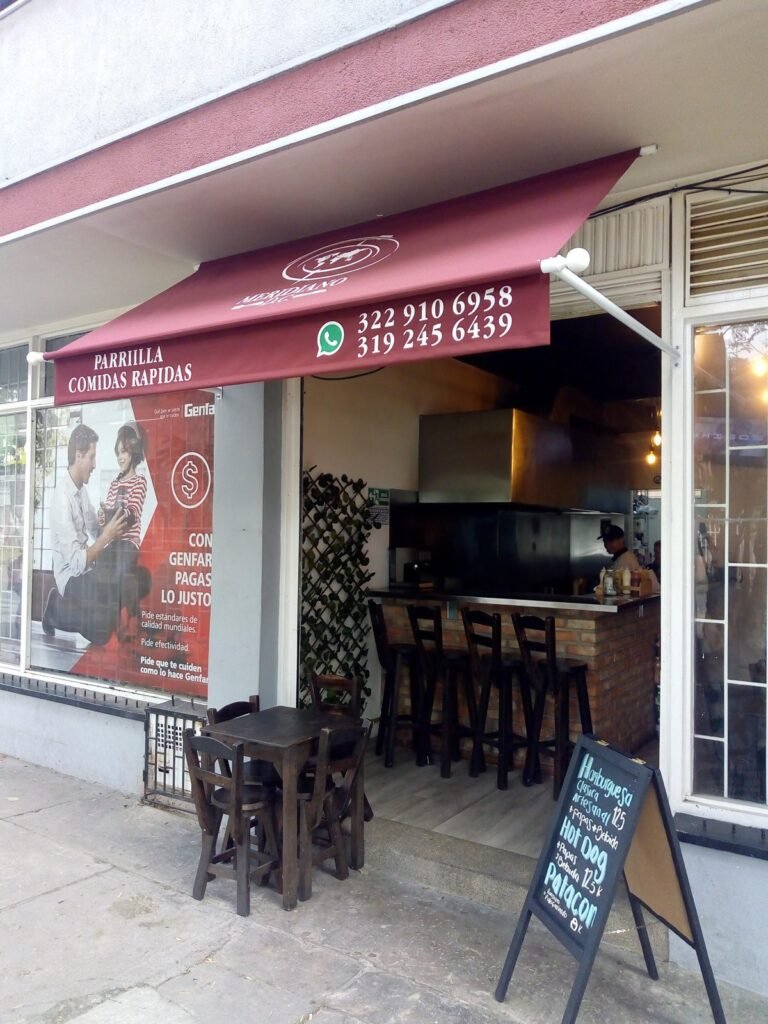 Toldo fijo o parasol de fachada para local comercial en Bogotá - Carpas De Cubrir