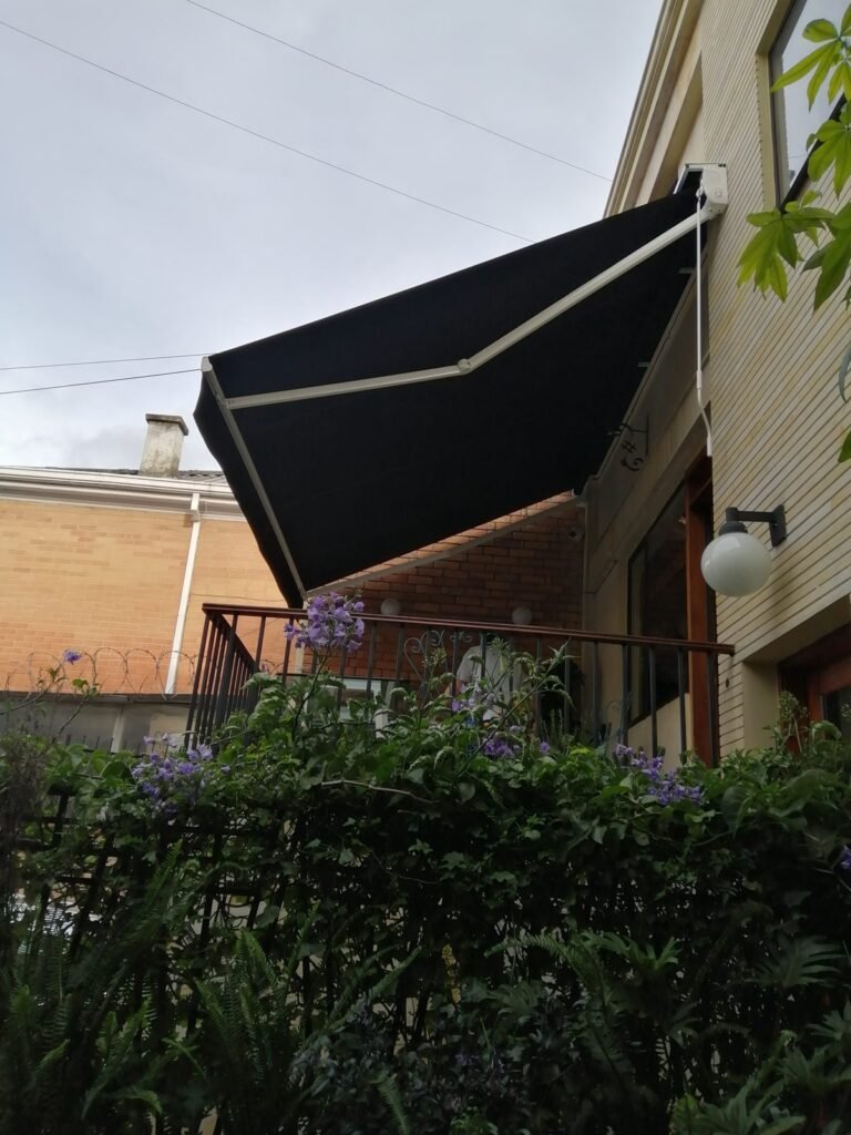 Toldo retráctil de brazos invisibles para terraza en Bogotá - Carpas De Cubrir