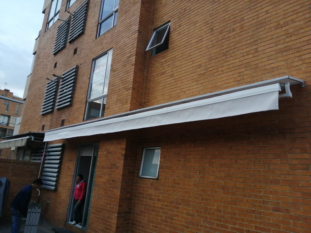 Toldo retráctil de brazos invisibles para terraza en Bogotá - Carpas De Cubrir