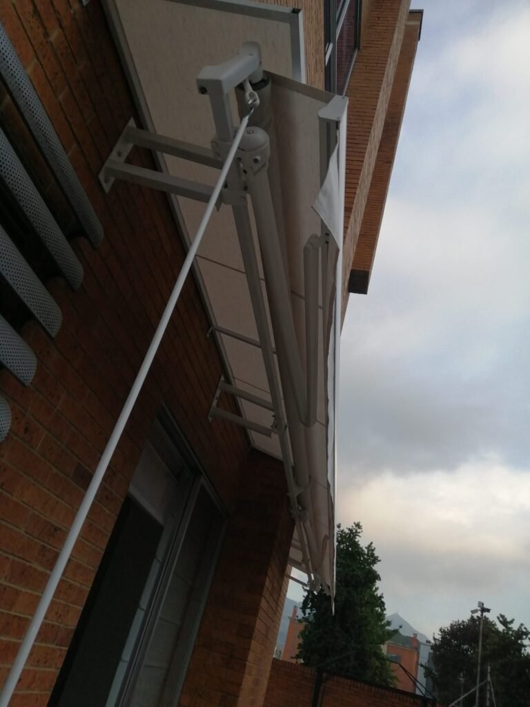 Toldo retráctil de brazos invisibles para terraza en Bogotá - Carpas De Cubrir