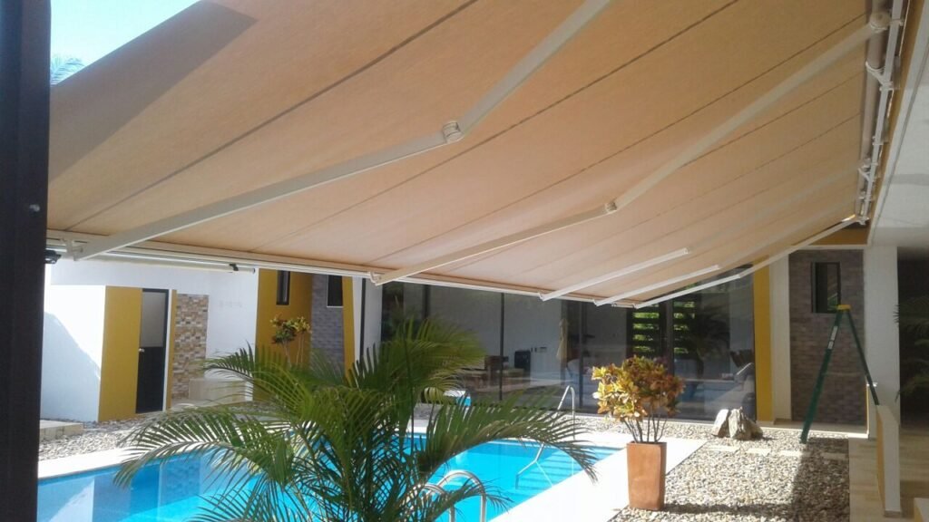 Toldo retráctil de brazos invisibles para terraza en Bogotá - Carpas De Cubrir