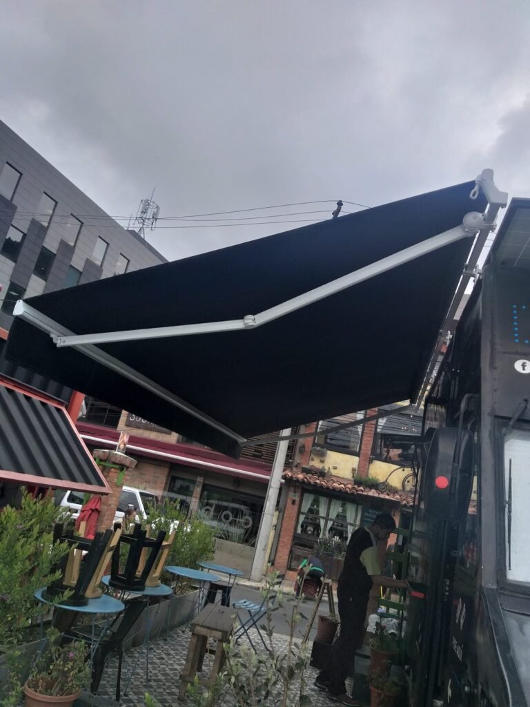 Toldo retráctil de brazos invisibles para terraza en Bogotá - Carpas De Cubrir