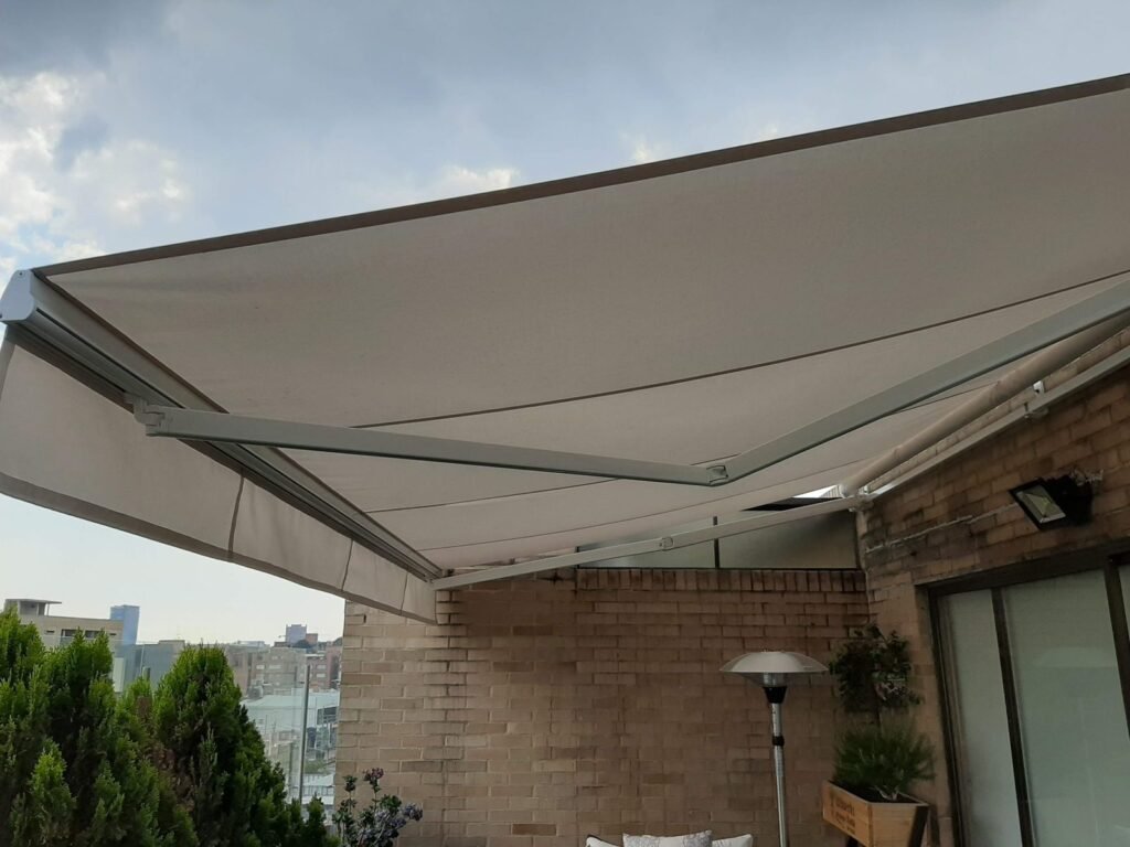 Toldo retráctil de brazos invisibles para terraza en Bogotá - Carpas De Cubrir