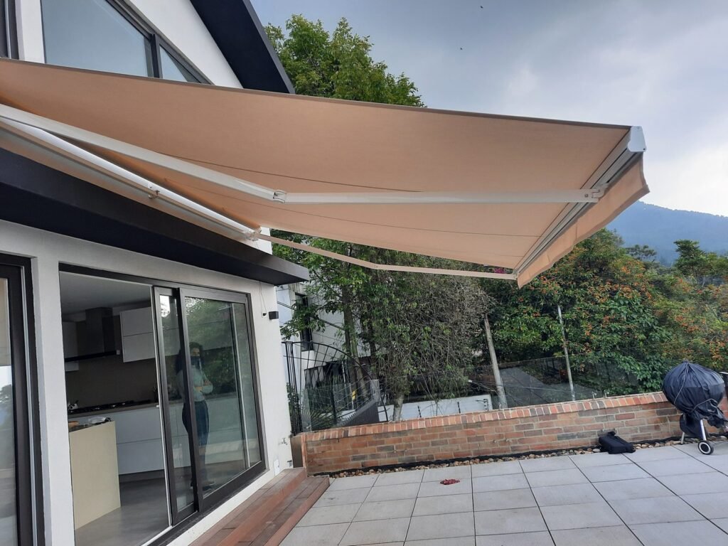 Toldo retráctil de brazos invisibles para terraza en Bogotá - Carpas De Cubrir