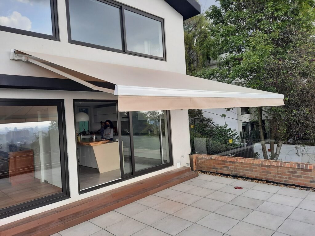 Toldo retráctil de brazos invisibles para terraza en Bogotá - Carpas De Cubrir