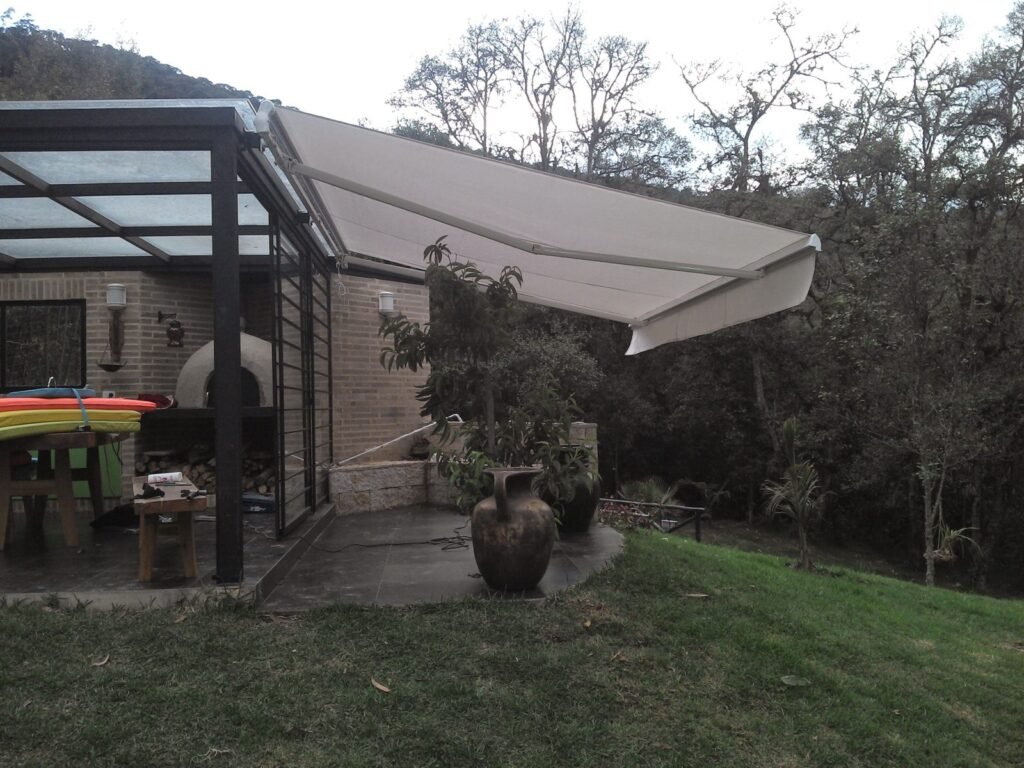 Toldo retráctil de brazos invisibles para terraza en Bogotá - Carpas De Cubrir